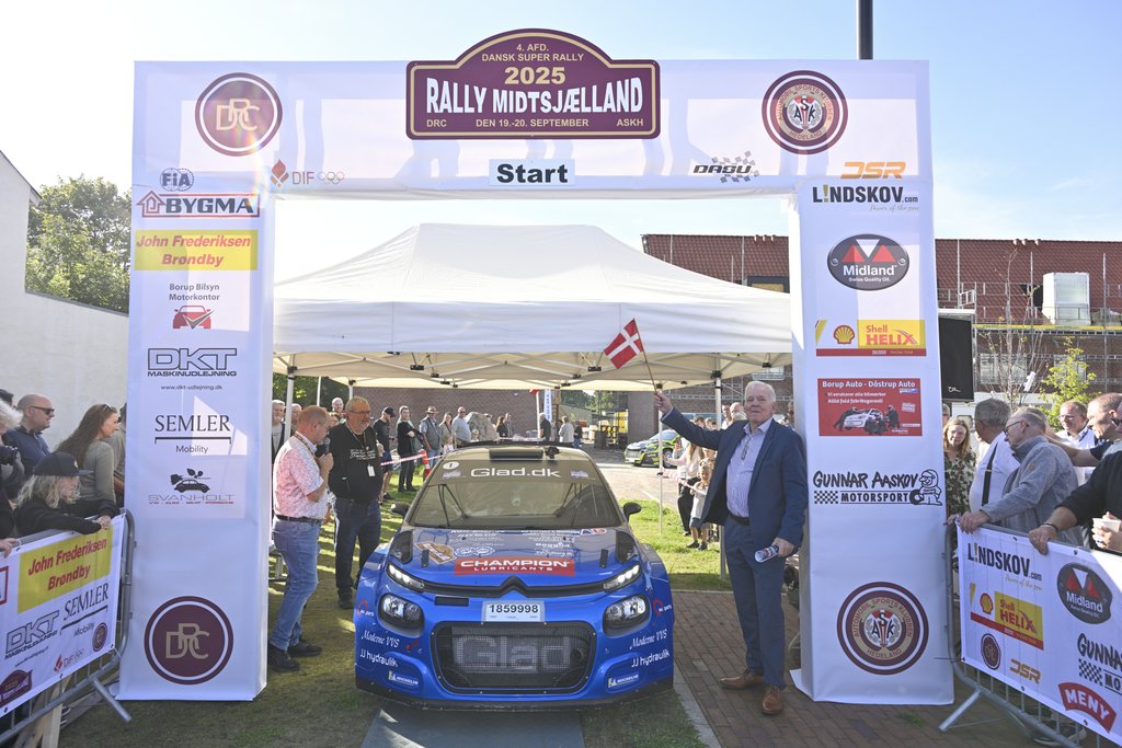 Vinderne af Rally Midtsjælland, Simon Vallentin og Karsten Isaksen, blev behørigt fejret ved mål i Viby Sj
(Foto: Michael Eisenberg)